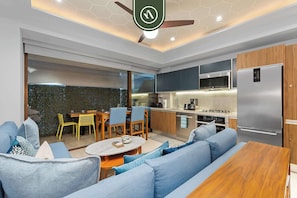 Studio, 1 King Bed, Kitchen (Pacifica 207) | Private kitchen