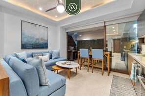 Studio, 1 très grand lit, cuisine (Pacifica 207) | Aire de séjour | Téléviseur à écran plat de 42 po avec télévision numérique