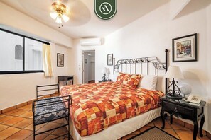 Apartamento, várias camas, sacada, vista para o oceano (One Beach Street 104 A) | 2 quartos, individualmente decorados, individualmente mobiliados