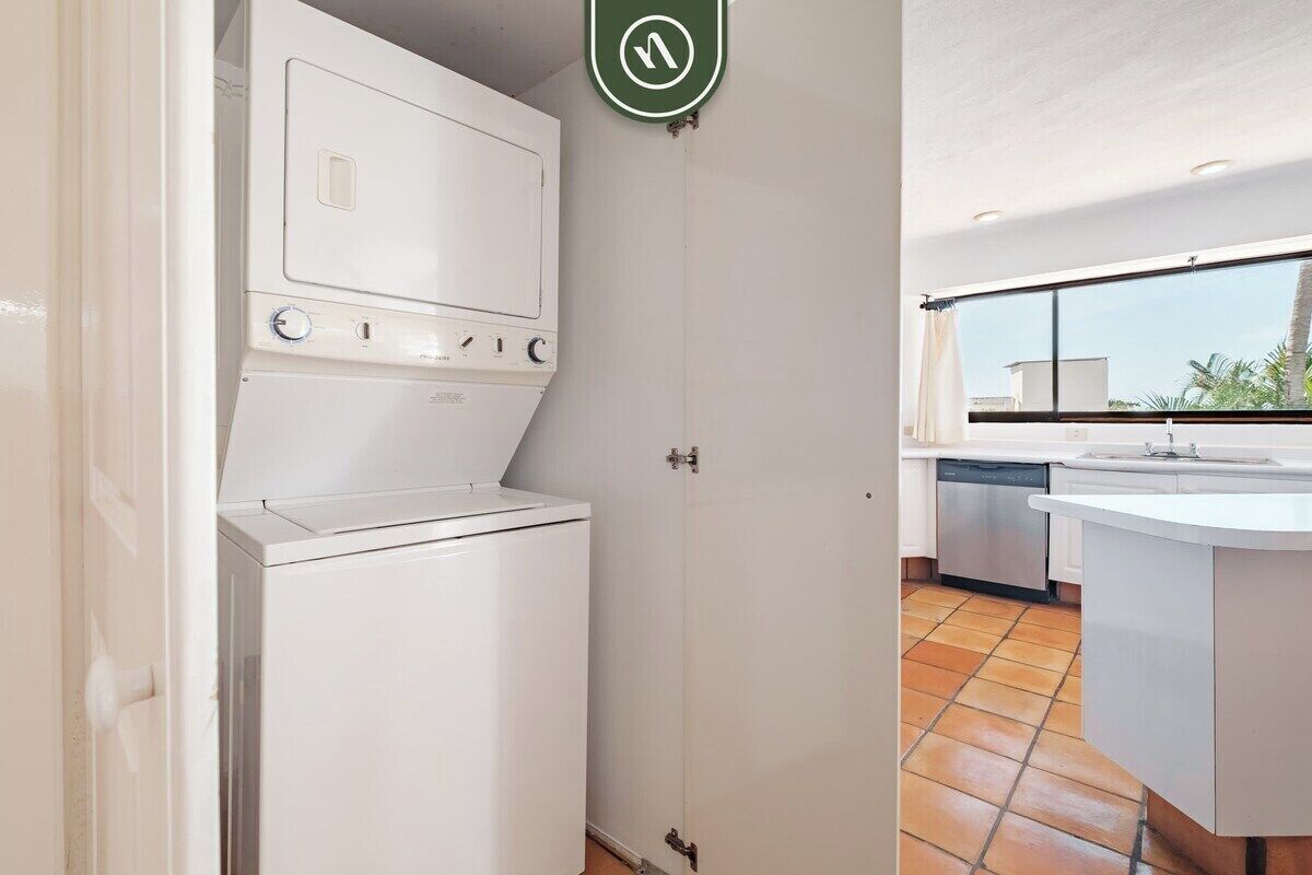 Departamento, varias camas, balcón, vista al océano (One Beach Street 104 A) | Lavandería