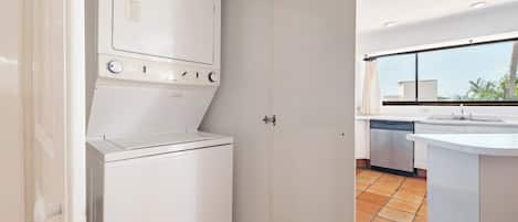 Departamento, varias camas, balcón, vista al océano (One Beach Street 104 A) | Lavandería