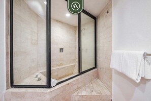 Apartment, Mehrere Betten, Balkon, Meerblick (One Beach Street 104 A) | Badezimmer | Handtücher
