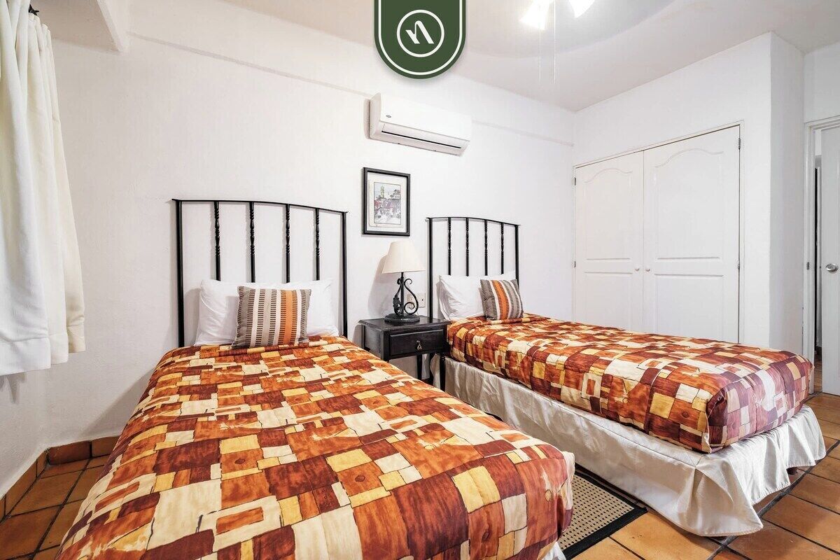 Departamento, varias camas, balcón, vista al océano (One Beach Street 104 A) | 2 habitaciones, decoración personalizada y muebles diferentes 