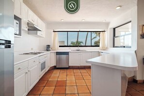 Departamento, varias camas, balcón, vista al océano (One Beach Street 104 A) | Cocina privada