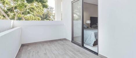 Condo, varias camas, acceso a la alberca, vista a la playa (DellaTerra 1A) | 2 habitaciones, decoración personalizada y muebles diferentes