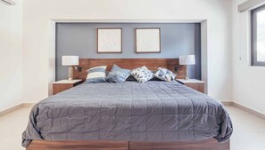 Lejlighed - flere senge - køkken - strandudsigt (DellaTerra 1A) | 2 soveværelser, individuelt design, individuel indretning, sengetøj