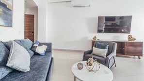 Lejlighed - flere senge - køkken - strandudsigt (DellaTerra 1A) | Opholdsområde | 42-tommers fladskærms-tv med digitale kanaler