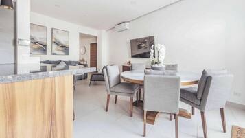 Condo, varias camas, acceso a la alberca, vista a la playa (DellaTerra 1A) | 2 habitaciones, decoración personalizada y muebles diferentes