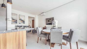 Condo, varias camas, acceso a la alberca, vista a la playa (DellaTerra 1A) | 2 habitaciones, decoración personalizada y muebles diferentes
