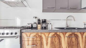 公寓, 多張床, 廚房, 海灘景觀 (DellaTerra 1A) | 私人廚房 | 咖啡機/沖茶器、餐桌