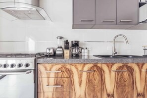 Apartment, Mehrere Betten, Küche, Strandblick (DellaTerra 1A) | Eigene Küche | Wasserkocher mit Kaffee-/Teezubehör, Esstisch