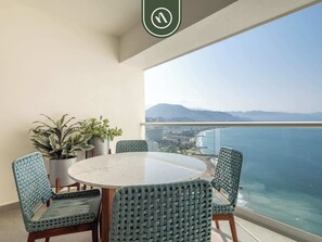 Apartment, 1 King Bed with Sofa bed, Kitchen, Ocean View (Harbor 171 Torre Norte 2104) | Outdoor dining