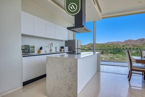 Appartement, plusieurs lits, cuisine, vue océan (Bolongo PH2) | Cuisine privée | Cafetière/bouilloire, tables à manger