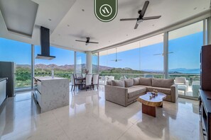 公寓, 多张床, 厨房, 海洋景观 (Bolongo PH2) | 起居区 | 42-英寸纯平电视（配备数码频道）