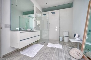 Apartment, 1 King Bed, Kitchen, Ocean View (Orchid-S2) | Bathroom | Towels