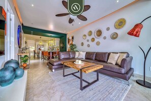 Appartement, plusieurs lits, cuisine, vue océan (DTerrace 102) | Coin séjour | Télévision à écran plat de 42 pouces avec chaînes numériques