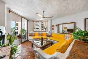 Departamento, varias camas, cocina, vista al océano (305-VistadelSol) | Área de sala de estar | Televisión de pantalla plana de 42 pulgadas con canales digitales