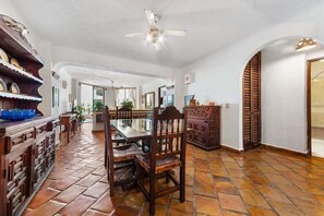 Departamento, varias camas, acceso a la alberca, vista al océano (305-VistadelSol) | 2 habitaciones, decoración personalizada y muebles diferentes 