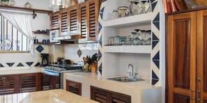 Departamento, varias camas, acceso a la alberca, vista al océano (305-VistadelSol) | Cocina privada