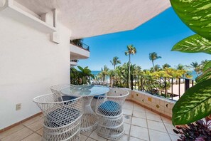Departamento, varias camas, acceso a la alberca, vista al océano (305-VistadelSol) | Restaurante al aire libre