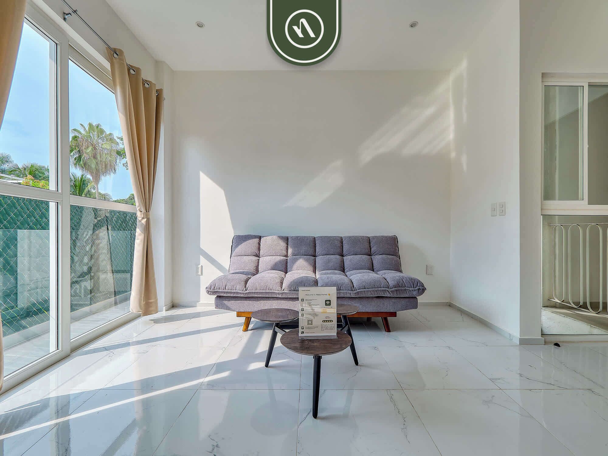 Departamento, 1 cama matrimonial y sofá cama, cocina, vista al océano (Grand Trianon 203) | Área de sala de estar | Televisión de pantalla plana de 42 pulgadas con canales digitales 