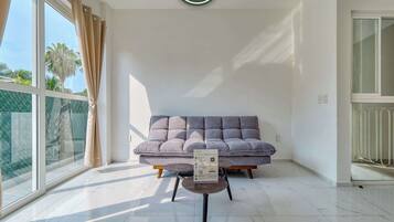 Departamento, 1 cama matrimonial y sofá cama, cocina, vista al océano (Grand Trianon 203) | Área de sala de estar | Televisión de pantalla plana de 42 pulgadas con canales digitales