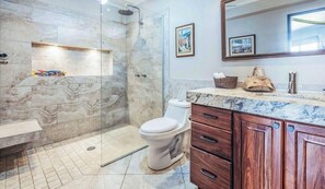 Apartamento, varias camas, cocina, vistas al mar (805-VistadelSol) | Baño | Toallas