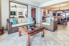 Apartment, Berbilang Katil, Kitchen, Ocean View (805-VistadelSol) | Ruang tamu | 42 inci televisyen skrin rata dengan digital 