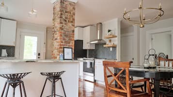 Four à micro-ondes, un four, surface de cuisson, lave-vaisselle