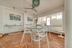 Apartment, Multiple Beds, Kitchen, Beach View (Basilio Badillo 261A) | Dining