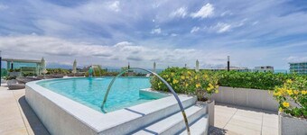 Luxury 3 BR Condo - Beach Access 1 Block Away