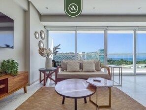 Departamento, varias camas, acceso a la alberca, vista al océano (Maritima Golf 5U) | Área de sala de estar