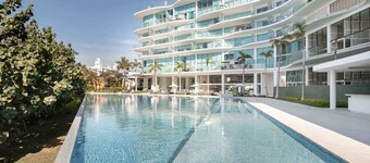 Luxury 3 BR Condo - Beach Access 1 Block Away
