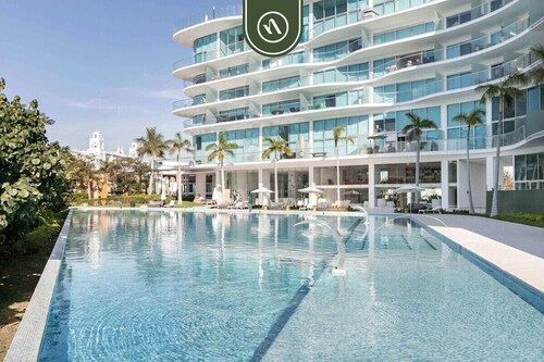Luxury 3 BR Condo - Beach Access 1 Block Away