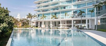Luxury 3 BR Condo - Beach Access 1 Block Away