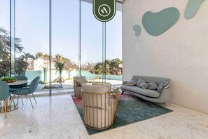 Departamento, varias camas, acceso a la alberca, vista al océano (Maritima Golf 5U) | Área de sala de estar