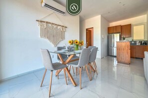 Apartment, Mehrere Betten, Balkon (Grand Trianon 405) | 2 Schlafzimmer, individuell dekoriert, individuell eingerichtet