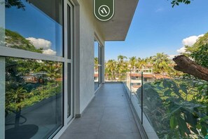 Appartement, plusieurs lits, balcon (Grand Trianon 405) | Vue de la chambre