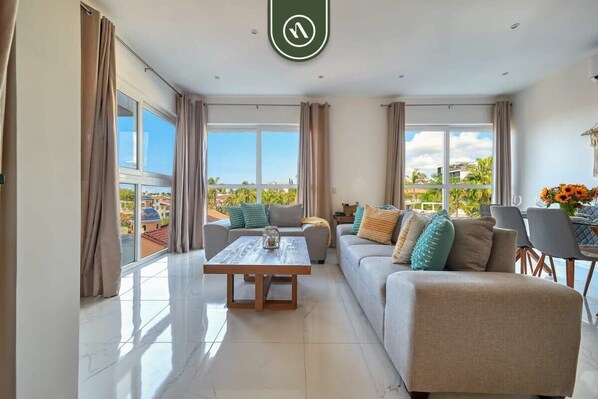 Lägenhet - flera sängar - kök (Grand Trianon 405) | Vardagsrum | 42-tums platt-tv med digitalkanaler