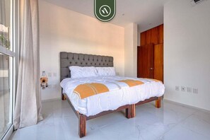 Apartment, Mehrere Betten, Balkon (Grand Trianon 405) | 2 Schlafzimmer, individuell dekoriert, individuell eingerichtet