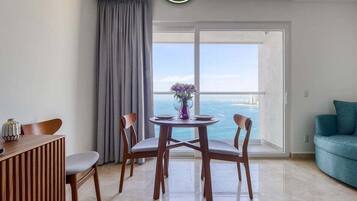 Condo, 1 cama King size, balcón, vista al océano (Harbor 171 Torre Norte 1311) | Interior