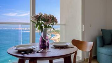 Condo, 1 cama King size, balcón, vista al océano (Harbor 171 Torre Norte 1311) | 1 habitación, decoración personalizada y muebles diferentes