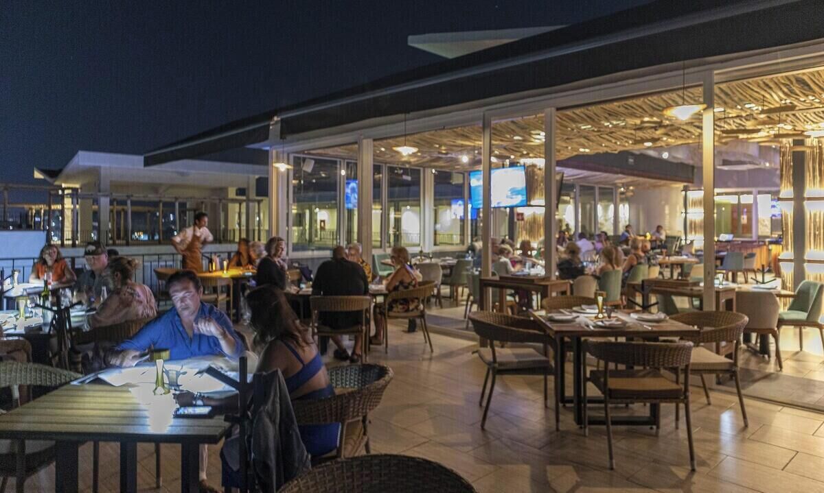 Kondominium, 1 Tempat Tidur King, akses ke kolam renang, pemandangan kota (Life Bucerias 418) | Tempat makan outdoor