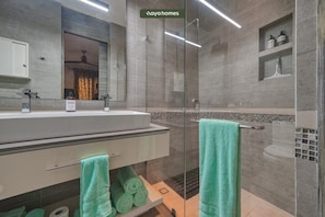 Appartamento, letti multipli, cucina, vista oceano (Loft 268 706 and 707) | Bagno | Asciugamani