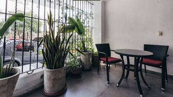 Departamento, varias camas, cocina, vista al océano (La Palapa 106) | Restaurante al aire libre