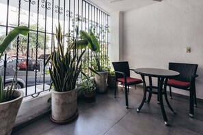 Kondominium, Beberapa Tempat Tidur, teras, pemandangan samudra (La Palapa 106) | Tempat makan outdoor