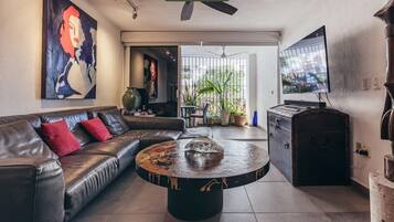 Departamento, varias camas, cocina, vista al océano (La Palapa 106) | Área de sala de estar | Televisión de pantalla plana de 42 pulgadas con canales digitales