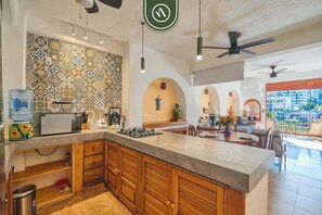 Apartment, 1 King-Bett, Küche, Meerblick (606-Plaza Mar) | Eigene Küche | Wasserkocher mit Kaffee-/Teezubehör, Esstisch