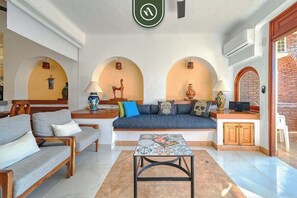 Apartment, 1 King Bed, Balcony, Ocean View (606 Plaza Mar) | Living area