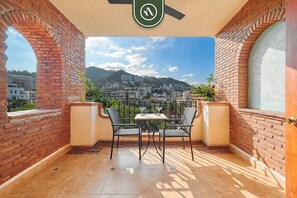 Apartment, 1 King Bed, Balcony, Ocean View (606 Plaza Mar) | Outdoor dining